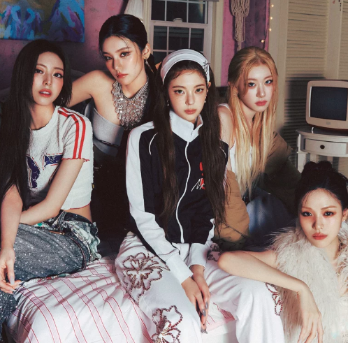 ITZY's Yeji to a fan saying "let's spend seven more years together":

"Promise"