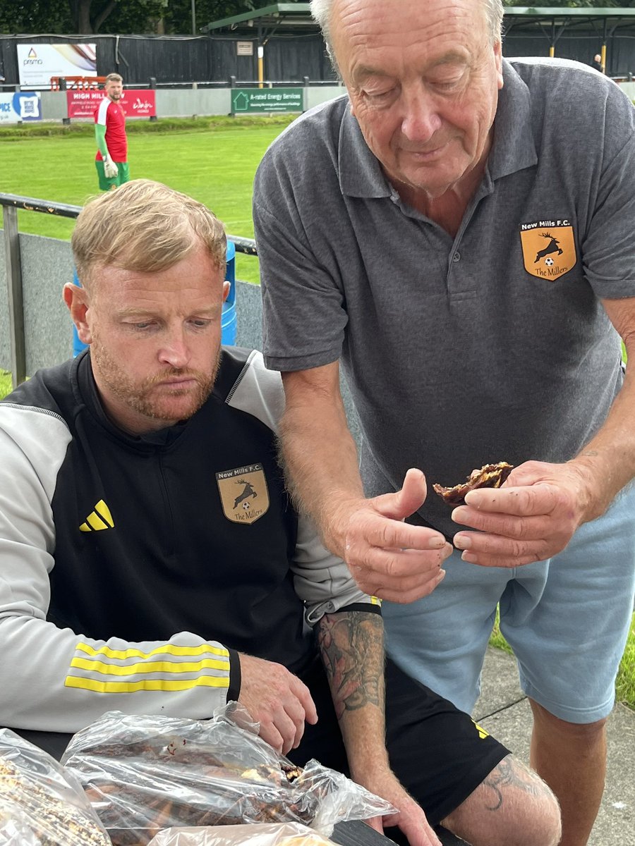 New Mills Bagel Club are in attendance this afternoon, today’s sponsor of Danny Warburton. Great to taste their fabulous products 💛🖤💛🖤⚽️⚽️⚽️⚽️