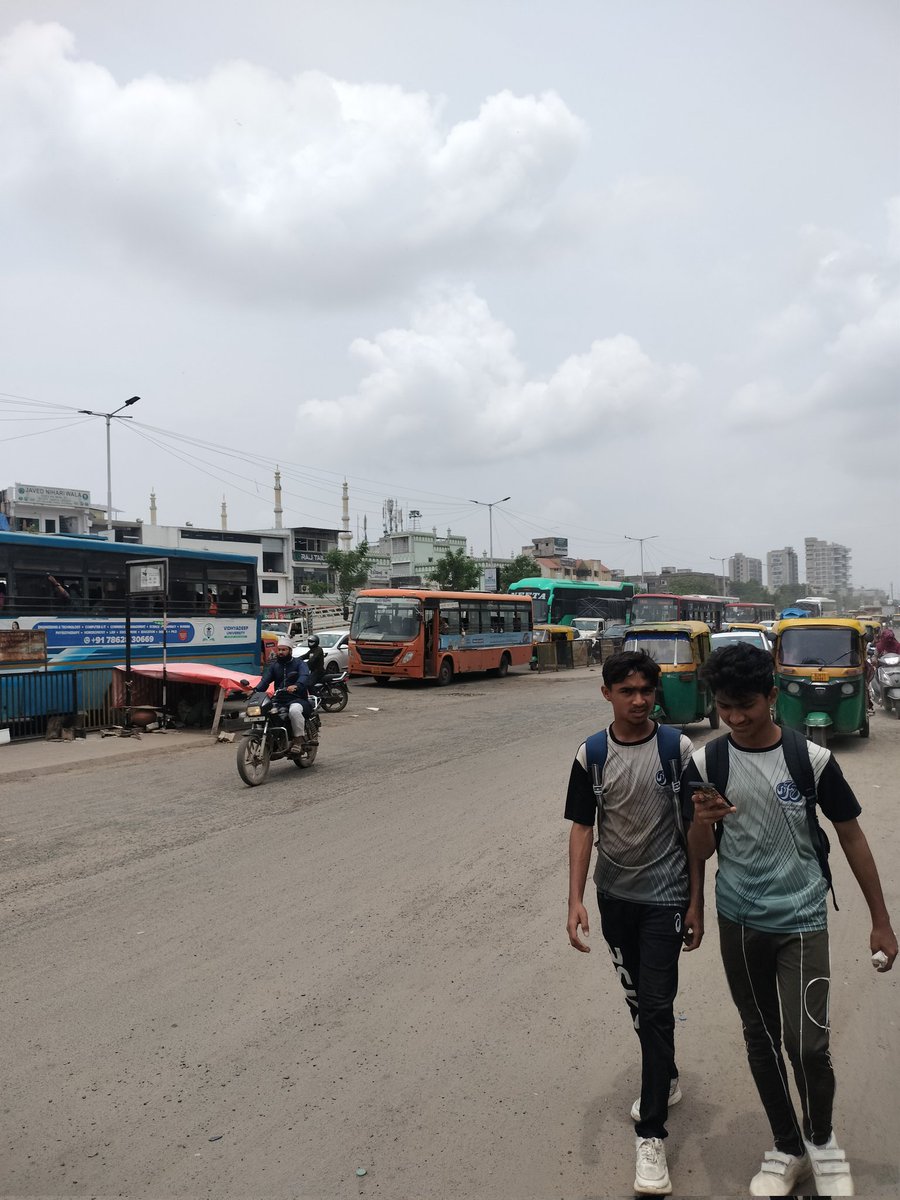 k54176's tweet image. यह अहमदाबाद का जुहापुरा है l जहां हर रोज पूरा दिन APMC मार्केट से सरखेज तक 3 KM ट्रैफिक जाम लगा रहता है मगर पुलिस कोई व्यवस्था नहीं है। लोग पूरा दिन परेशान रहते हैं मगर कोई सुननेवाला नही है कृपया जिम्मेदार अधिकारी इसका संज्ञान ले और ट्रैफिक कंट्रोल करने में मदद करे