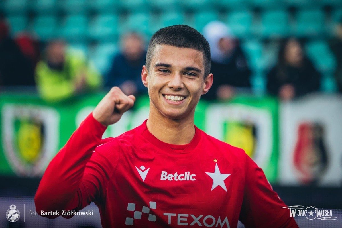 PiotrPotepa's tweet image. Kuziemka wjechał z prawej strony jak po swoje. Ci trzej obrońcy, których zrobił jak trampkarzy muszą teraz poszukać loginu do życia 🙈 Co za gość!
Bawi się dzisiaj futbolem Wisła Kraków przy Reymonta. #WISŁKS