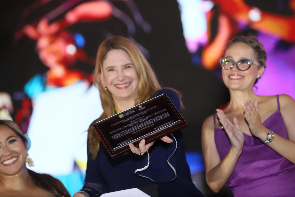 🎖️ ¡Gracias a la <a href="/GobDeBolivar/">Gobernación de Bolívar</a> e <a href="/icultur_Bolivar/">Icultur Bolívar</a> por este reconocimiento a <a href="/UnibacBolivar/">Unibac</a> en el #FestiBandas2025!
Recibido por nuestra rectora Sacra Náder David, reafirma nuestro compromiso con el arte, la educación y la cultura bolivarense.

<a href="/YamilHAranaP/">Yamilito Arana</a>