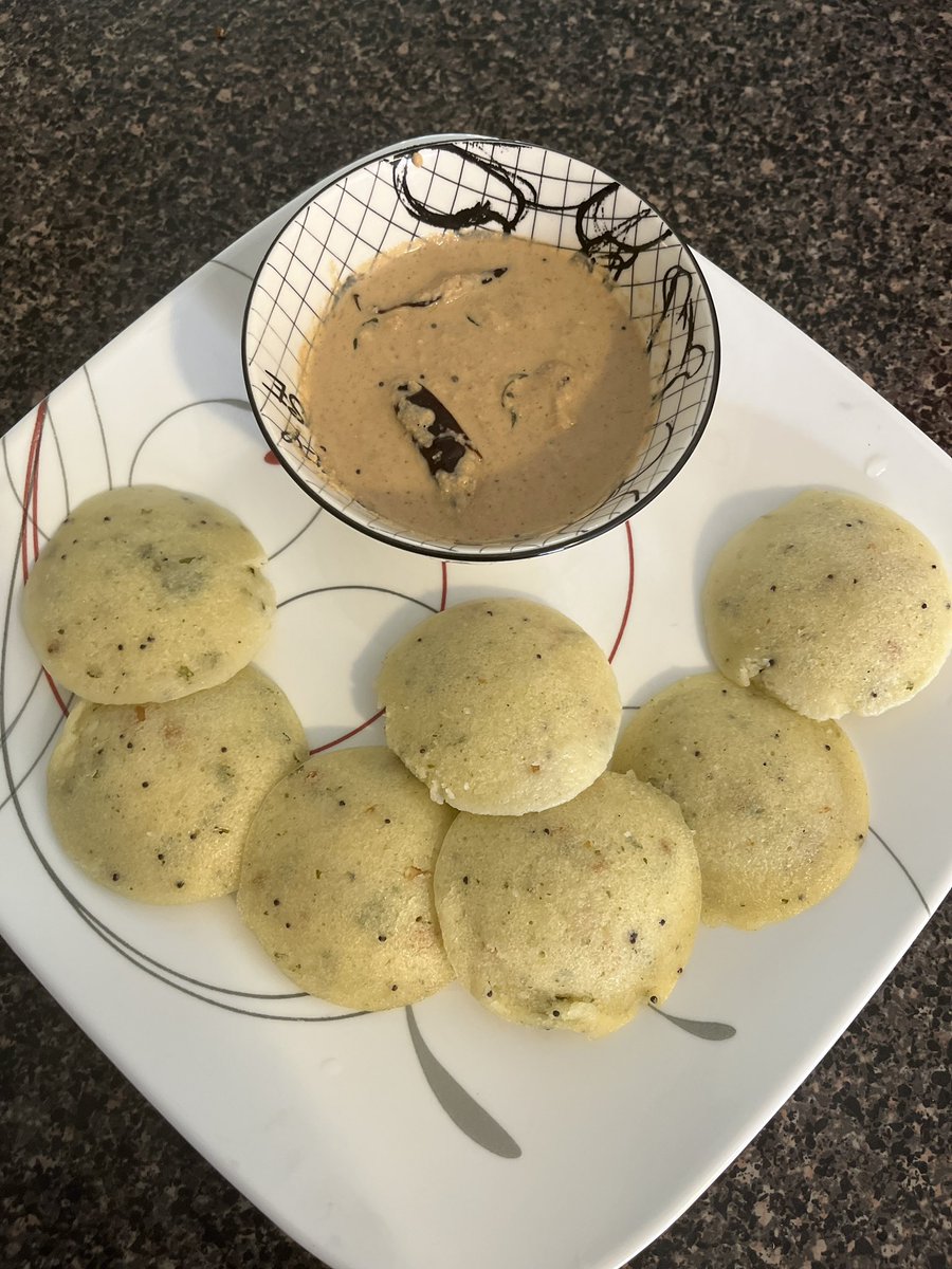 sushmitha4akhil's tweet image. Made idli for the first tym 😋😋 turned out so so so yummy 🤌🏻
