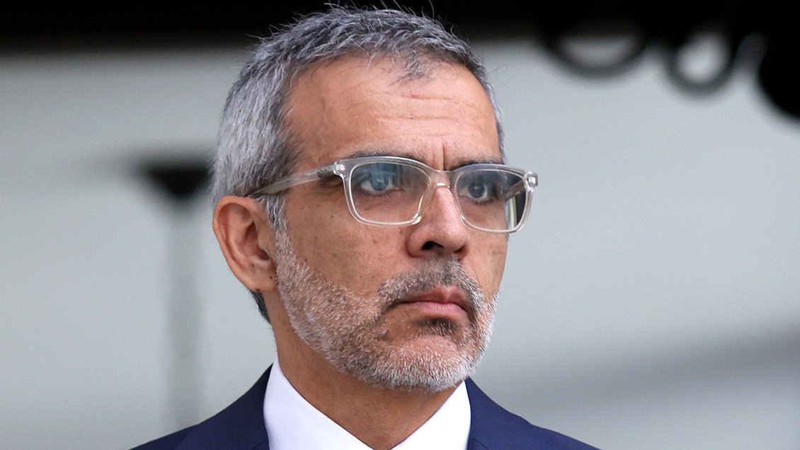 Q mierda hace un "direstor de cine" cobrando $7 palos  en el ministerio de "in-seguridad" publica? ¿quién cresta nos explica esta extracción de miles de millones? ¿y la bazofias te piden "votos" pq te protegerán de la izquierda?