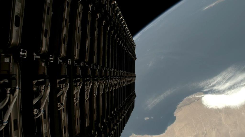 Kosmo_Michal's tweet image. V 11:01 SELČ odstartovala ze vzletové rampy SLC-40 na kosmodromu CCSFS nosná raketa Falcon 9. Na oběžnou dráhu dopravila 28 družic Starlink V2 Mini Optimized. První stupeň B1078 přistál na mořském prámu ASOG v Atlanském oceánu a bylo to jeho 22. úspěšné použití.