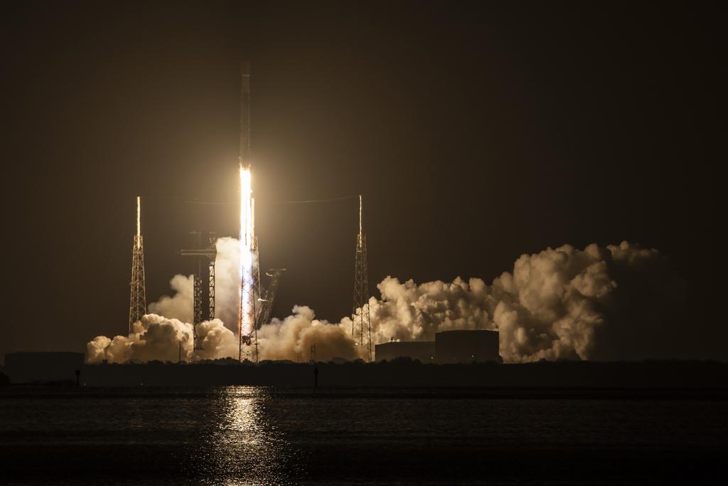 Kosmo_Michal's tweet image. V 11:01 SELČ odstartovala ze vzletové rampy SLC-40 na kosmodromu CCSFS nosná raketa Falcon 9. Na oběžnou dráhu dopravila 28 družic Starlink V2 Mini Optimized. První stupeň B1078 přistál na mořském prámu ASOG v Atlanském oceánu a bylo to jeho 22. úspěšné použití.