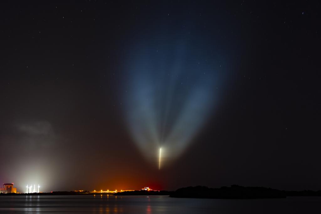Kosmo_Michal's tweet image. V 11:01 SELČ odstartovala ze vzletové rampy SLC-40 na kosmodromu CCSFS nosná raketa Falcon 9. Na oběžnou dráhu dopravila 28 družic Starlink V2 Mini Optimized. První stupeň B1078 přistál na mořském prámu ASOG v Atlanském oceánu a bylo to jeho 22. úspěšné použití.