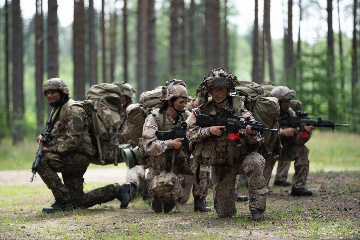AndrisSpruds's tweet image. Latvijas drošība ir mūsu kopīgais pienākums!

Lepojos ar rezervistu militārās apmācības kursa karavīriem un karavīrēm, kuri šodien deva svinīgo zvērestu! 🇱🇻

🫡 Kopā stipri – dažādi cilvēki, vienots mērķis, neatlaidība un patriotisms.

🇱🇻 #MūsuLatvijaMūsuAtbildība…