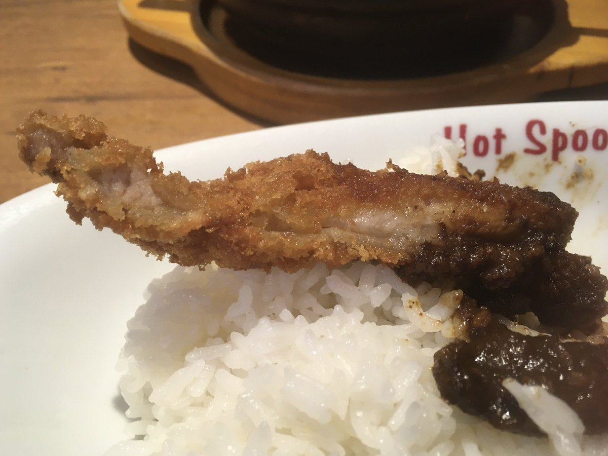 nanashi_mewota's tweet image. ロージー幕張→譜久村シリイベハシゴで夜まで飯抜きの先週日曜。
好きな物でしっかり腹を満たしたい。
急にふくちゃんインスタライブ開始w
とんかつ牛すじ煮込みカレー(辛口)1309円
特盛•辛さ調節 無料
グツグツ煮立つカレーに聳えるカツ。
煮詰まり過ぎて炭みたくこびり付く。
#HotSpoon
#五反田