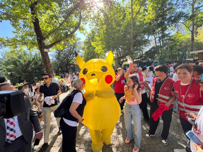 Pikachu, Ekrem İmamoğlu'nun Ankara'daki Cumhurbaşkanı Aday Ofisi açılışına katılıyor.