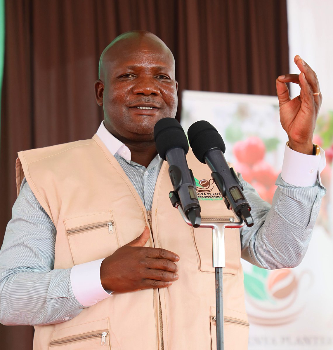 BarasaFernandes's tweet image. Honoured an invitation from Cooperatives CS @DrOparanya to grace the Coffee Growing Forum at Makhokho Secondary School. We engaged coffee farmers from Shinyalu, Lurambi, Navakholo and the host Ikolomani in support of efforts to grow Kakamega’s coffee industry through…