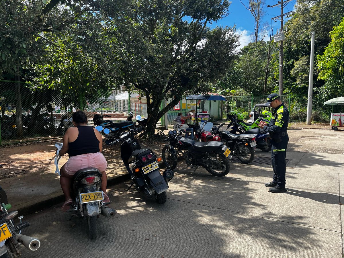 Departamento de Policía Meta (@policiameta) on Twitter photo Continuamos reafirmando el compromiso inquebrantable con niños, niñas y adolescentes a través del grupo de <a href="/ProteccionPonal/">Policía de Protección y Servicios Especiales</a>, trabajando cada día por su bienestar y protección integral por medio de planes que fortalezcan su desarrollo y seguridad. 👦🏼🚔💚
#JuntosPorLaNiñez Continuamos reafirmando el compromiso inquebrantable con niños, niñas y adolescentes a través del grupo de <a href="/ProteccionPonal/">Policía de Protección y Servicios Especiales</a>, trabajando cada día por su bienestar y protección integral por medio de planes que fortalezcan su desarrollo y seguridad. 👦🏼🚔💚
#JuntosPorLaNiñez