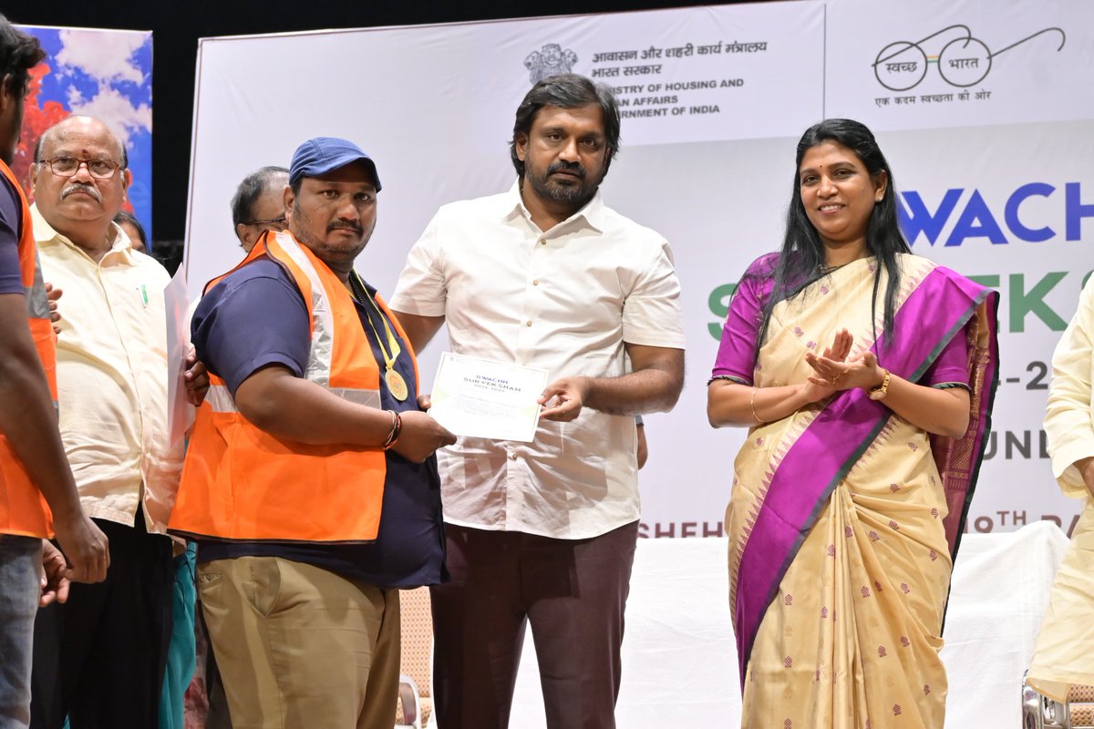 RMCoffice's tweet image. Rajamahendravaram celebrates its proud achievement — the ‘Promising Swachh Shahar Award’ by honouring the true heroes behind the success: our dedicated sanitation workers.
In a grand felicitation ceremony held at Sri Venkateswara Anam Kala Kendram, public servants acknowledged…