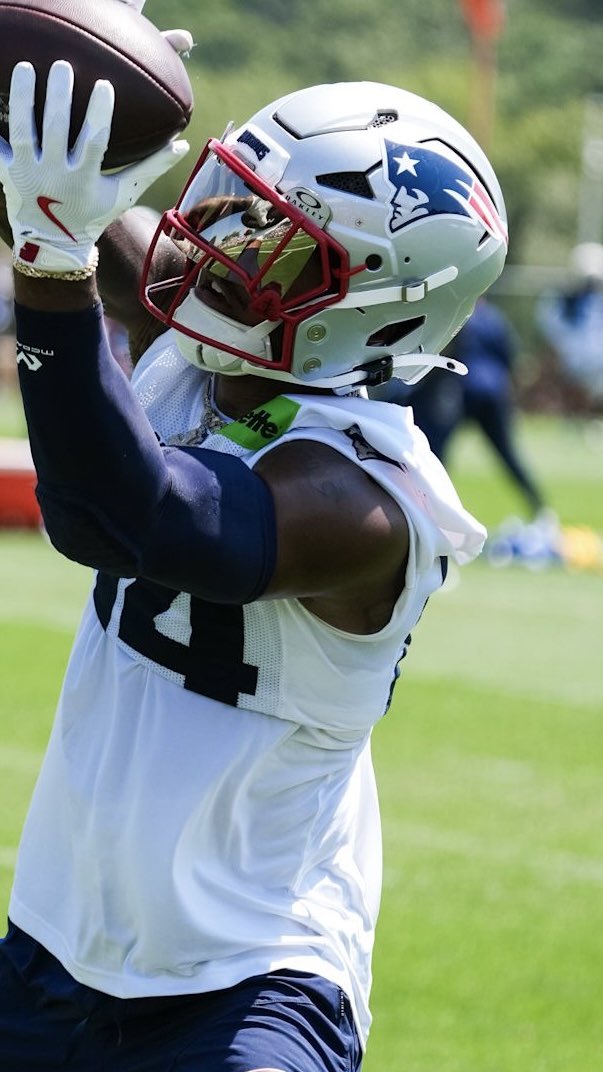 HelmetStalker's tweet image. Patriots WR Kendrick Bourne is using a Riddell Axiom 3D with a CU-AXIOM-W-2EG-SW-S facemask and a Riddell hardcup chinstrap paired with the Cam-Loc system; he used an AXIOM-W-2EG-SW-HP-S facemask in 2024.