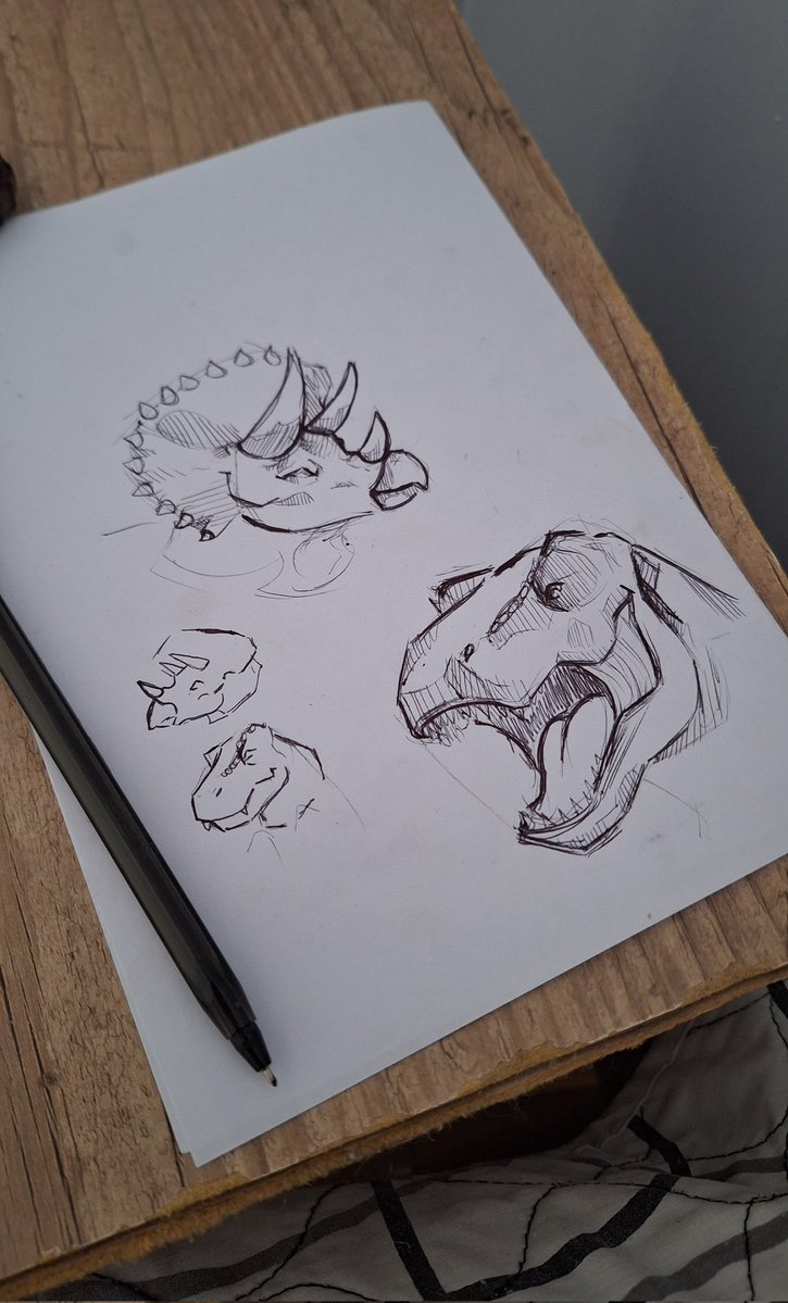 zjmwallows's tweet image. to atoa no trabalho logo estou tentando desenhar dinossauros