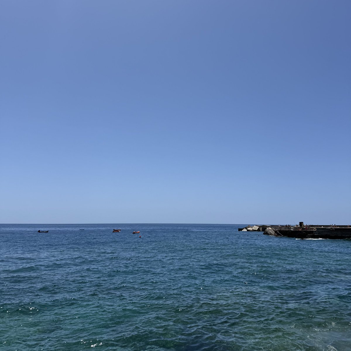 Es sábado en Sardina del Norte, Gran Canaria.