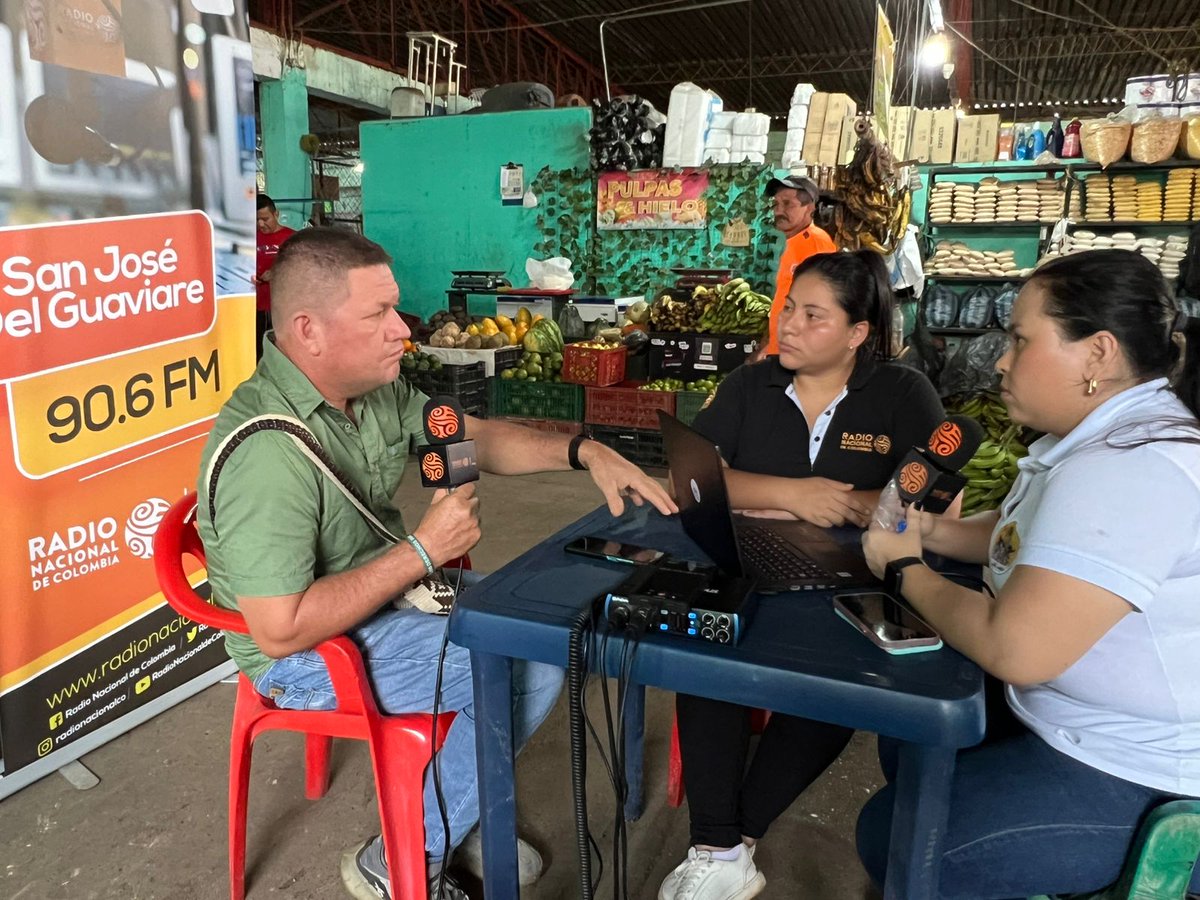 RadNalCo's tweet image. #Regiones 🎙️ La emisora de paz 90.6 FM 📻 sale de la cabina y se traslada a la plaza de mercado campesina de San José del Guaviare, un lugar en donde florecen las historias del campo y donde nace la cocina colombiana.