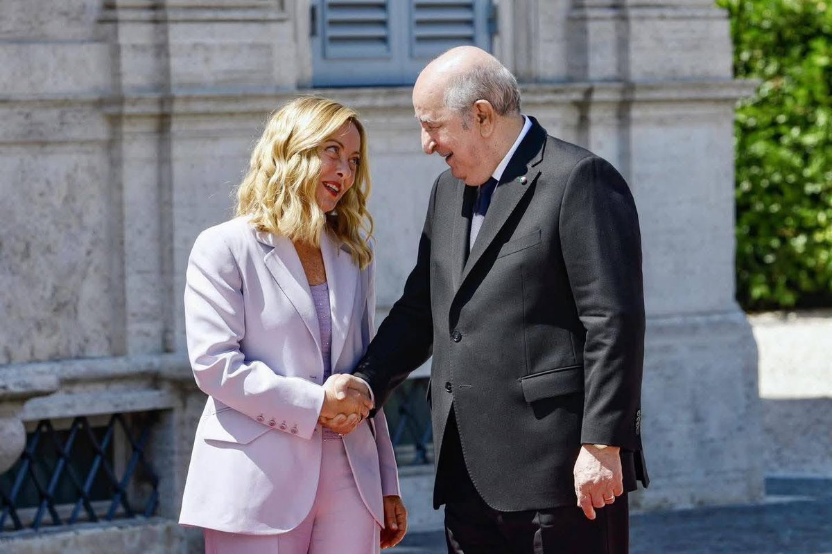 22NN_A's tweet image. "نباح صحفهم يأتي دائماً من فرنسا 🇫🇷 وزريبة الحيوانات 🇲🇦تابعة لفرنسا 🇫🇷
🇩🇿الجزائر في روما.. وفرنسا والمغرب ينبحون من بعيد!
لم تتحمّل باريس رؤية تبون يُستقبل استقبال القادة الكبار في قصر دوريا، ويوقّع صفقات بالمليارات مع إيطاليا 🇮🇹، فبدأ نباح الإعلام الفرنسي يعلو، وظهرت عليهم…