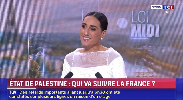 MLettresduSud's tweet image. Hey « les copines » 😉.
Quel embarras 🤦♂️ ce midi pour moi ❗️
Continuer à vous suivre @AnneSeften @BFMTV ou vous regarder @jeannebarontv @LCI. Dilemme cornélien 🤯.
Impossible de faire un choix : heureusement, la zapette 📲 est là. Du coup, je vais changer les piles pour demain 😂