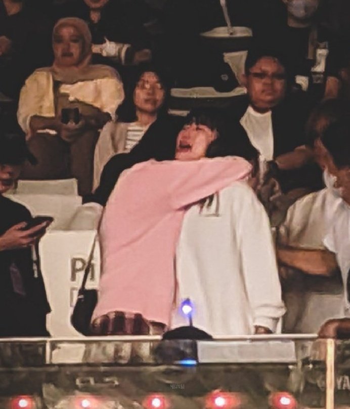 HanyaRakyat062's tweet photo. Ditutup dengan :

• Pengumuman disampaikan oleh member
• Pengumuman grad Gracia
• Drama No encore
• Drama ex mem nangis kena booo fans
• Drama member nangis sambil closing
• Tugas lain seorang GM 

What a konser 😂  #JKT48FULLHOUSE https://t.co/aY2qC0OIyy
