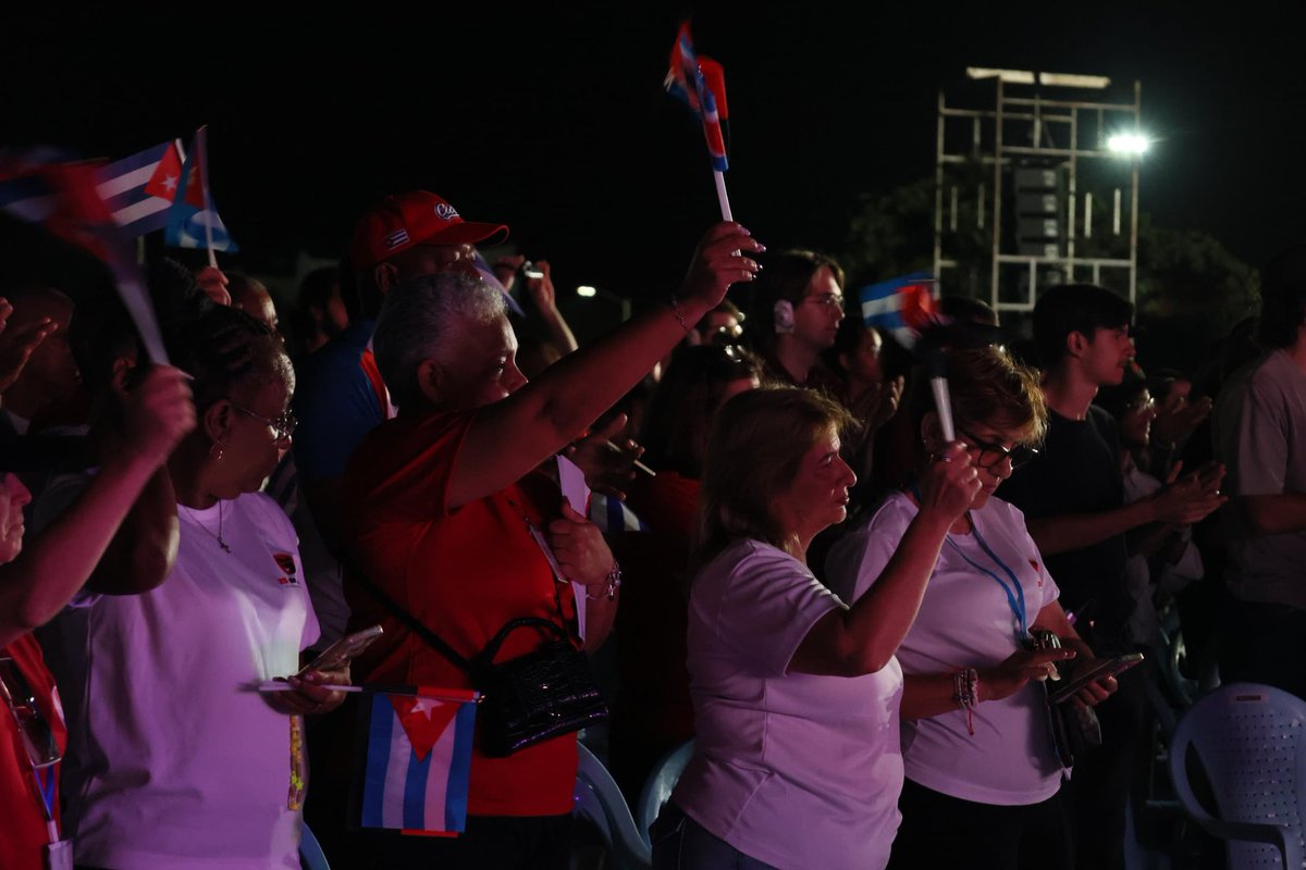 BrunoRguezP's tweet image. Junto a pueblo avileño y con presencia GE Raúl Castro y Presidente @DiazCanelB, asistimos a Acto Central por 72 aniversario de los asaltos a cuarteles Moncada y Carlos Manuel de Céspedes.

Fue demostración de respaldo popular a la Revolución y el Socialismo.

#LaLuchaNoHaCesado