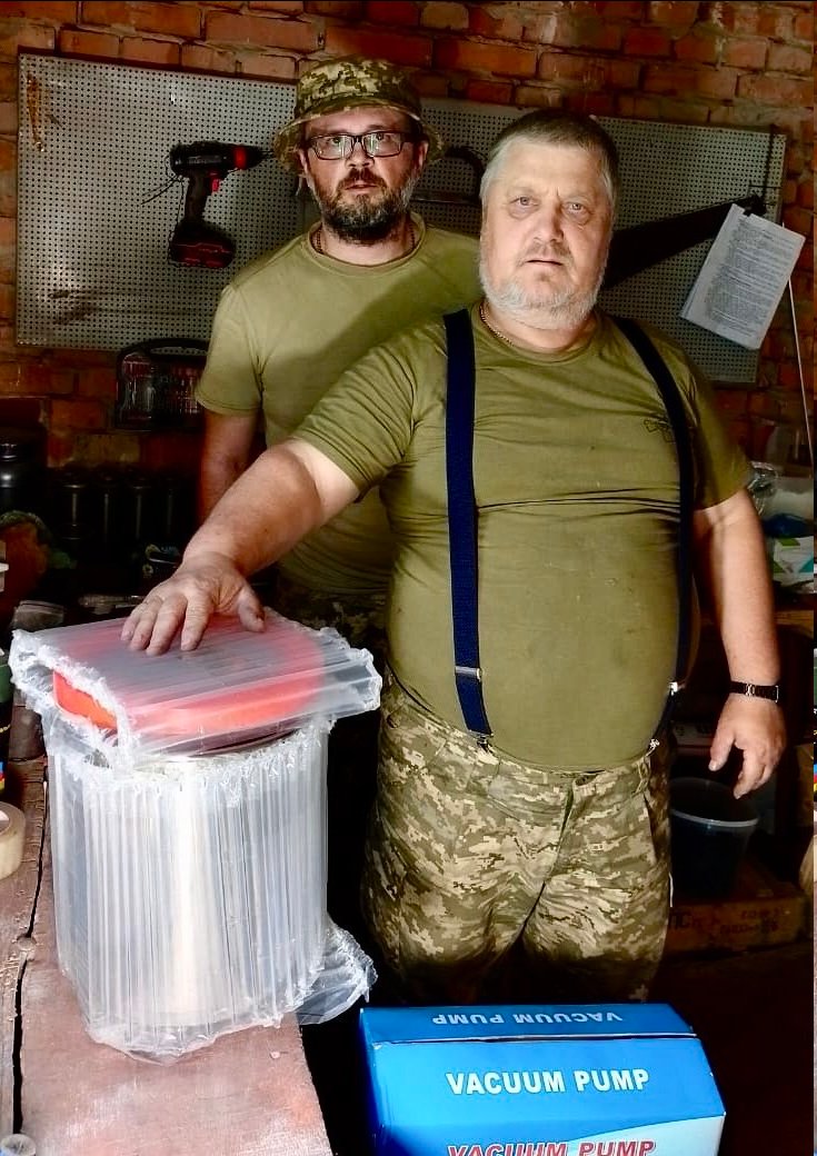 pad0n's tweet image. Тут невеликий звіт приніс. На днюху ви допомогли зібрати грошей для 30 ОМБр на:
— 2шт Mavic 3
— 20шт Антени Yagi-uda mini
— 20шт приймачів Radiomaster XR4 Nano ELRS
— 20шт піґтейлів RG178 SMA до SMA
— вакууматорний насос
Ще купив детектори дронів, але їх ще виготовляють. Дякую!
