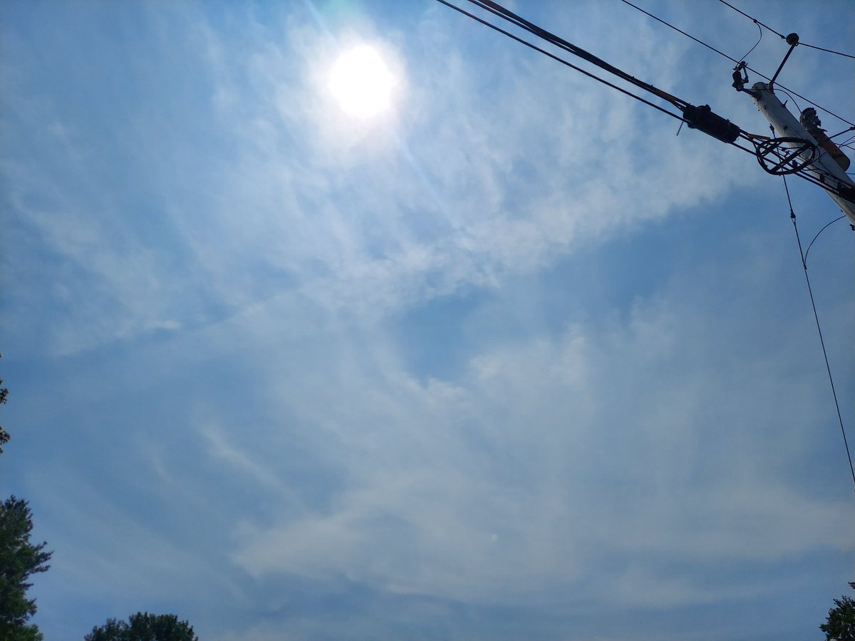 PanicMike13's tweet image. Western Massachusetts noon sky
