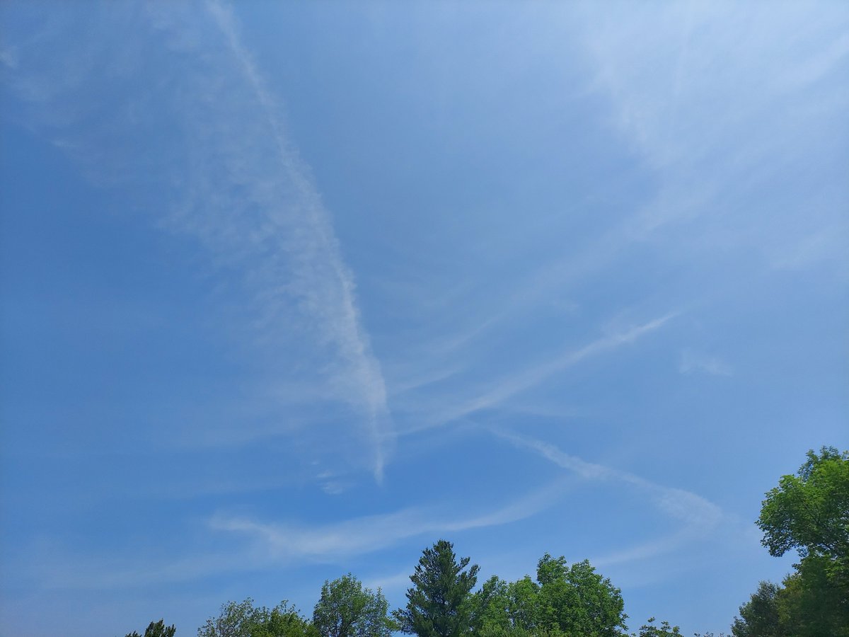 PanicMike13's tweet image. Western Massachusetts noon sky