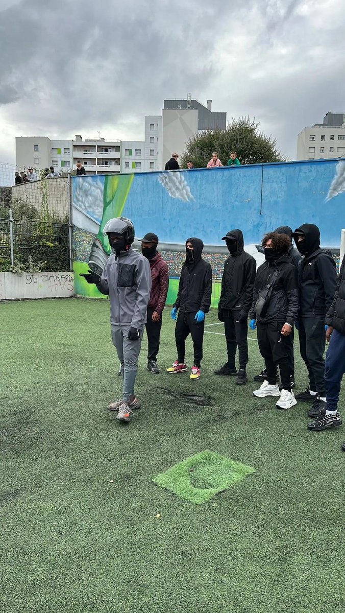 RafaelSereti's tweet image. 📍Argenteuil (95) – Esplanade Salvador Allendé, clip de rap.
Lunettes noires, survêt à capuche intégrée, gants bleus, tournevis à la main.
2025 : la nouvelle France 🇫🇷🎬
#ModeUrbain
