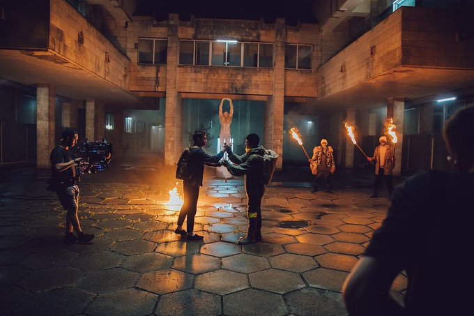 DemaAnimations's tweet image. ONE OF THE BANDITOS HOLDING TORCHBEARERS TORCH FOR HIM DURING THIS SCENE
Tyler: I’m so glad he’s here
Torchbearer: I‘m so glad he’s okay
Bandito 2: *does this make me the torchbearer..*