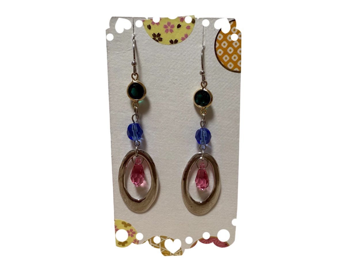 明日は母が作ってくれたシェリル風ピアスをつけてライブに行く〜🥰
初マクロスFライブ！楽しみ！！
#マクロスFギャラクシーライブ2025