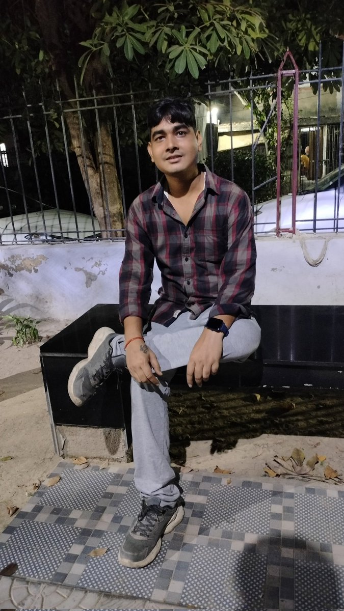 MukAn_X's tweet image. तुम प्रेम करना जानती हो क्या?
तुम कहती हो, तुमने प्रेम किया है?
अच्छा...
तो क्या तुमने कभी खुद को किसी के लिए टाल दिया है?
अपनी खुशी को, अपनी ज़रूरत को, किसी और की मुस्कान में छिपाकर रख दिया है?
क्या तुमने कभी किसी के लौट आने का इंतज़ार किया है बिना घड़ी देखे, बिना सवाल किए?…