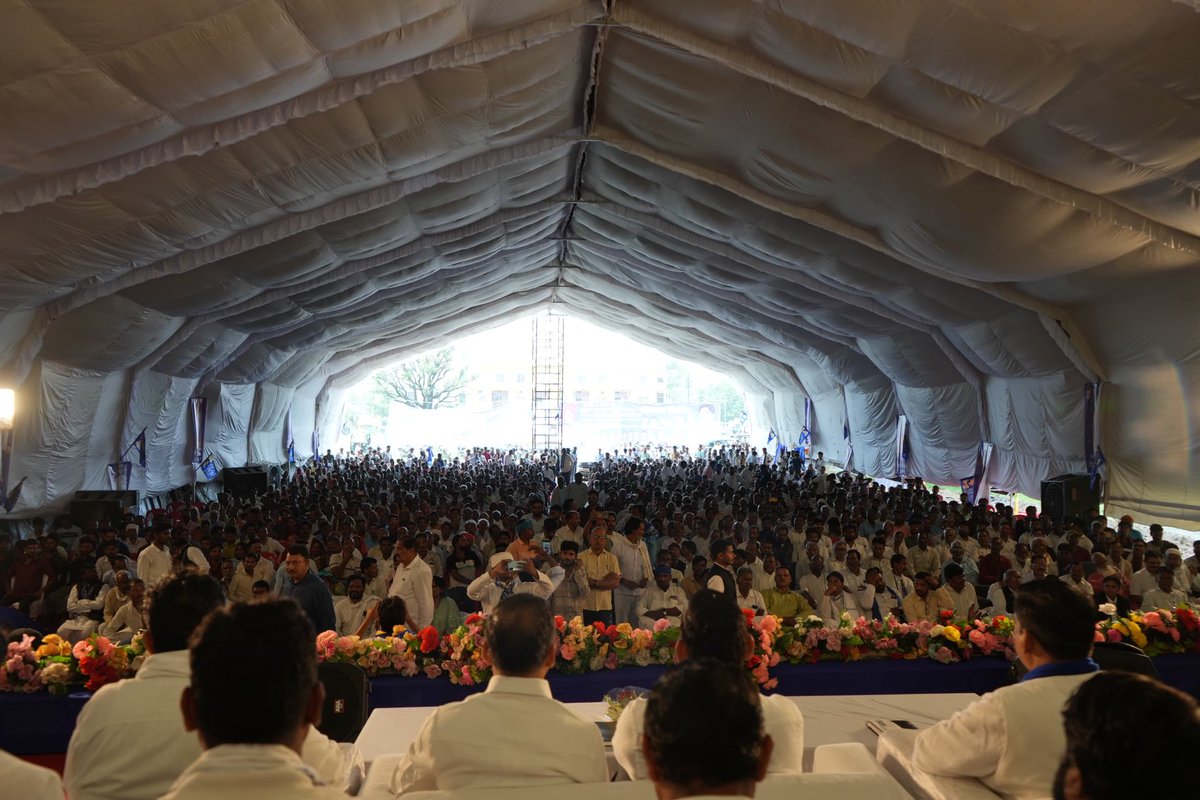ramjigautambsp's tweet image. आज मध्य प्रदेश के रीवा में आरक्षण दिवस के  अवसर पर भारी  बारिश के बावजूद कार्यकर्ता सम्मलेन में भारी संख्या में कार्यकर्ता उपस्थित हुए.
