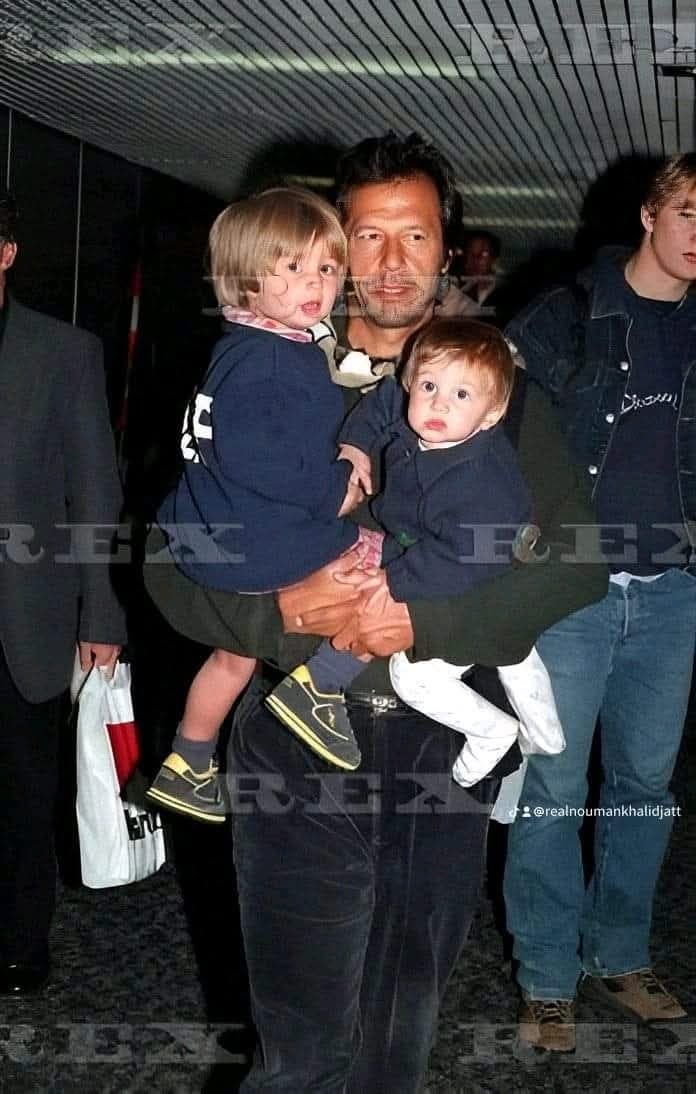 قاسم اور سلیمان کا اپنے ابا کے ساتھ بچپن کا ایک خوبصورت لمحہ ❤️❤️