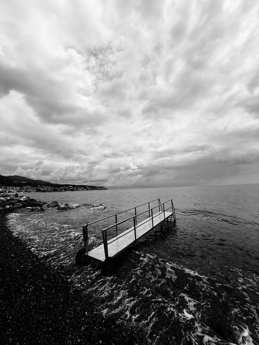 Alonein43672278's tweet image. #photography #blackandwhite #sea #clouds #gangway #rocks