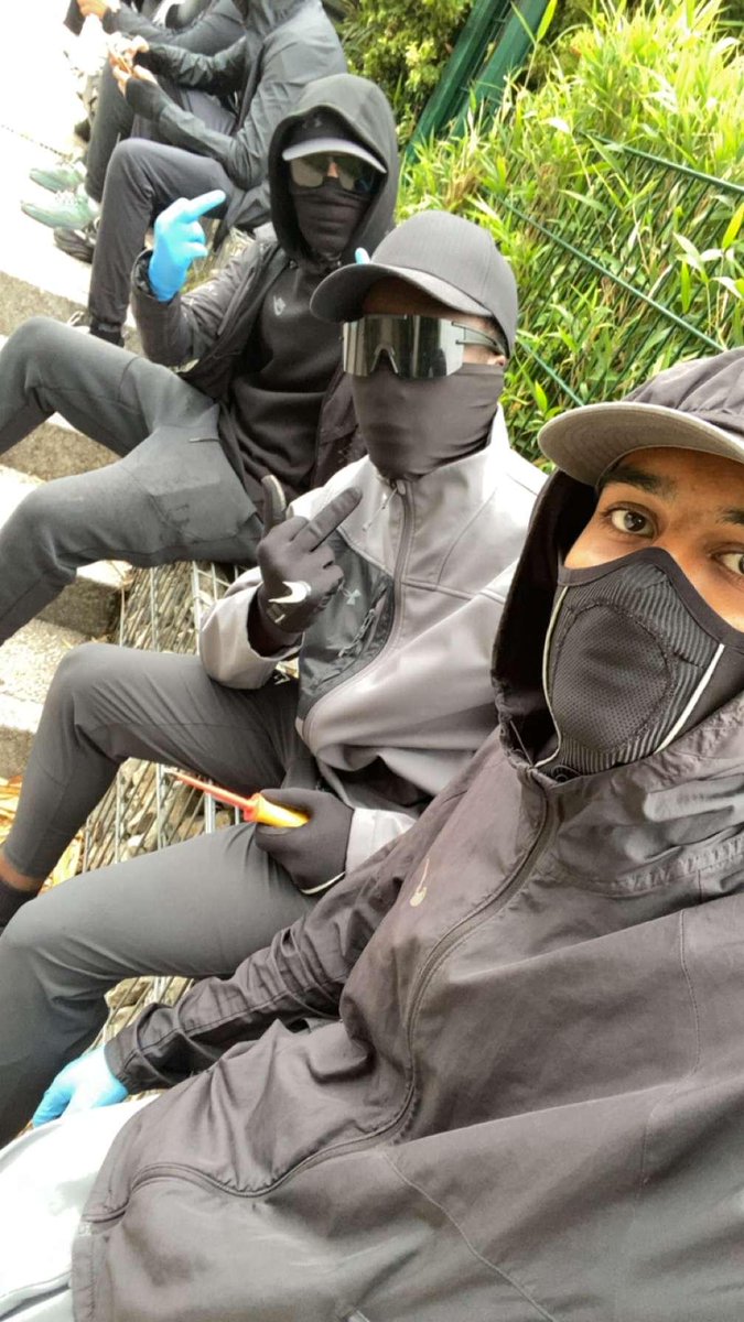 RafaelSereti's tweet image. 📍Argenteuil (95) – Esplanade Salvador Allendé, clip de rap.
Lunettes noires, survêt à capuche intégrée, gants bleus, tournevis à la main.
2025 : la nouvelle France 🇫🇷🎬
#ModeUrbain