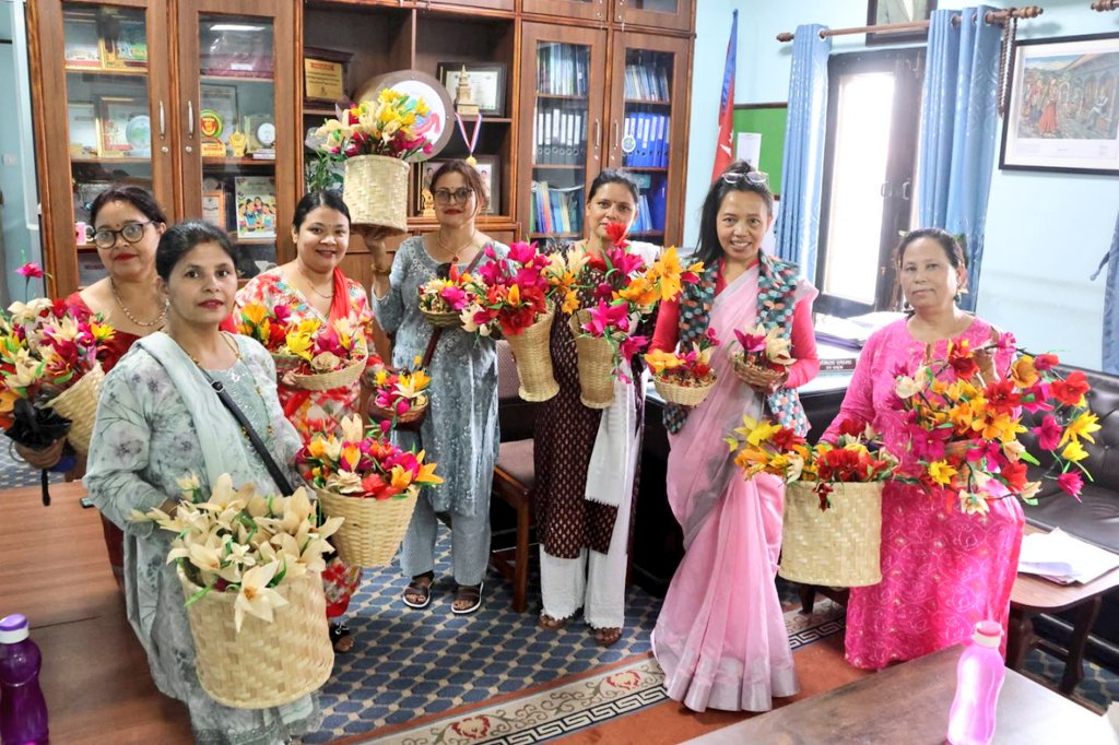 anita_anurag's tweet image. हाम्रो बुढानीलकण्ठ नगरपालिकाले गृह श्रमिक महिला लक्षित सञ्चालन गरेको मकैको खोस्टाको फूल बनाउने तालिमबाट उत्पादित सुन्दर फूलहरूका साथमा सुन्दर दिदीबहिनीहरू ❤️❤️