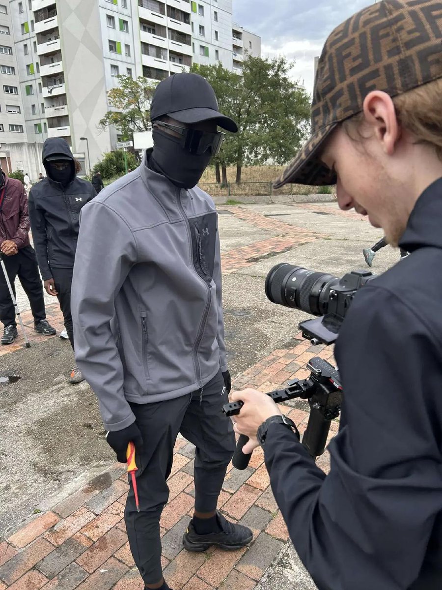 RafaelSereti's tweet image. 📍Argenteuil (95) – Esplanade Salvador Allendé, clip de rap.
Lunettes noires, survêt à capuche intégrée, gants bleus, tournevis à la main.
2025 : la nouvelle France 🇫🇷🎬
#ModeUrbain