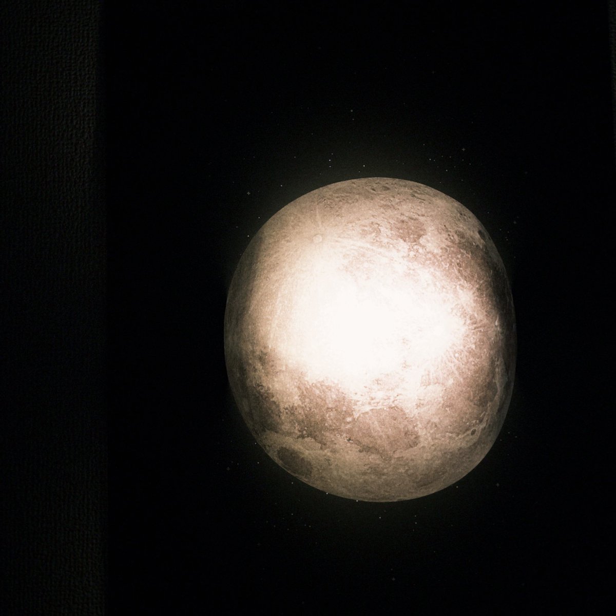 loilo_age5's tweet image. 部屋に満月が来た🌕