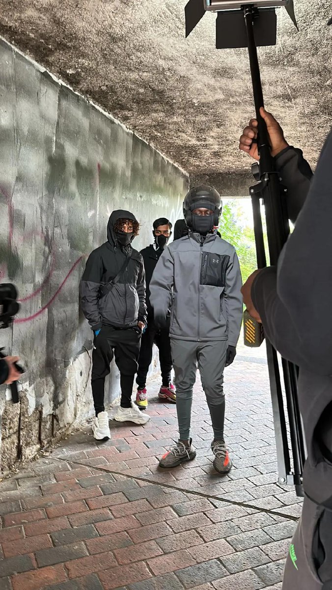 RafaelSereti's tweet image. 📍Argenteuil (95) – Esplanade Salvador Allendé, clip de rap.
Lunettes noires, survêt à capuche intégrée, gants bleus, tournevis à la main.
2025 : la nouvelle France 🇫🇷🎬
#ModeUrbain