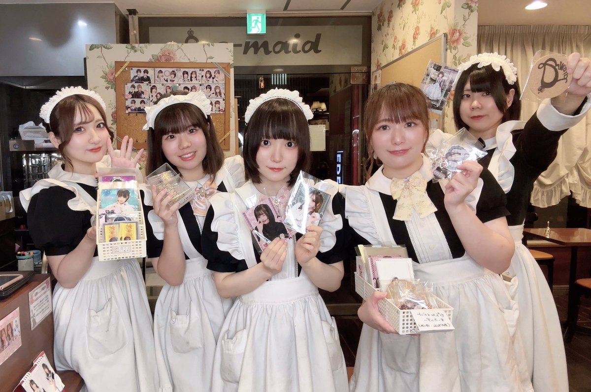 emaidofficial's tweet image. 本日もe-maidへご帰宅ありがとうございました🎀
明日は11:00~22:30にて旦那様お嬢様をお待ちしております🌟
左から
はじめ@emaid_hajime
うた
ちなつ@emaid_chinatsu
りり@emaid_riri
ゆきぴ@emaid_yukipi
