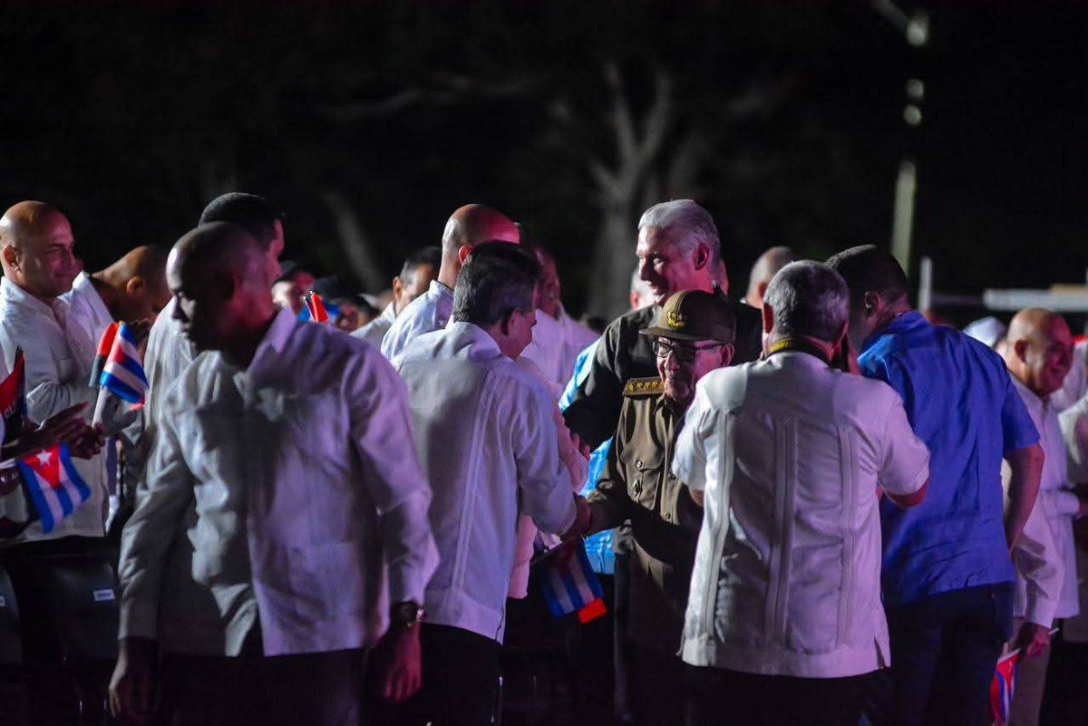 Walter Simon Noris (@walternoris) on Twitter photo La Plaza Máximo Gómez de Ciego de Ávila congregó este 26 de Julio a más de 10 mil cubanos. Raúl y <a href="/DiazCanelB/">Miguel Díaz-Canel Bermúdez</a> encabezaron el acto por el Día de la Rebeldía Nacional. Testigos: héroes de la Revolución, dirigentes del <a href="/PartidoPCC/">Partido Comunista de Cuba</a> y delegaciones de 23 naciones.
#LaLuchaNoHaCesado La Plaza Máximo Gómez de Ciego de Ávila congregó este 26 de Julio a más de 10 mil cubanos. Raúl y <a href="/DiazCanelB/">Miguel Díaz-Canel Bermúdez</a> encabezaron el acto por el Día de la Rebeldía Nacional. Testigos: héroes de la Revolución, dirigentes del <a href="/PartidoPCC/">Partido Comunista de Cuba</a> y delegaciones de 23 naciones.
#LaLuchaNoHaCesado