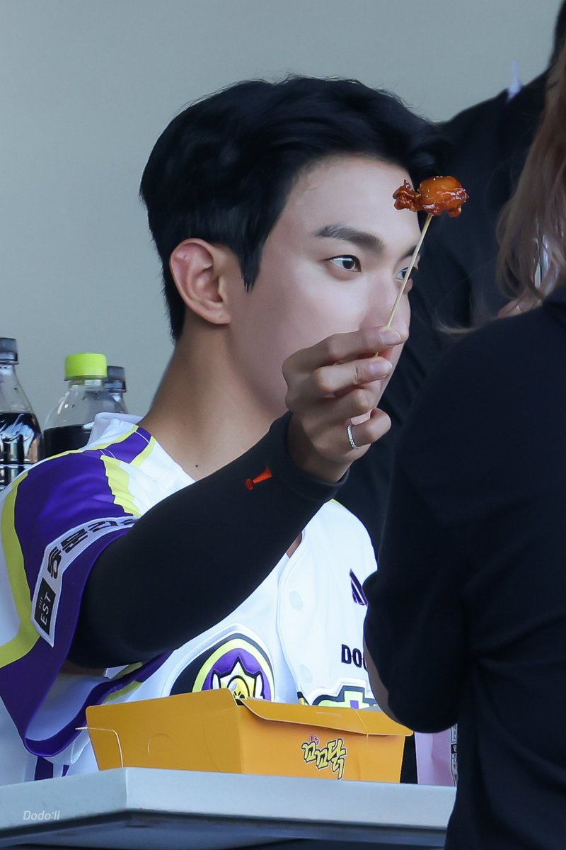 repeatDK's tweet image. 250726 ๋๊ฒธ ์๊ตฌ
๋ญ๊ฐ์ ์ฌ์ง ์ฐ๊ณ ์ ๋ ๋์ผ๋ก ๋ฐ๋ผ๋ณด๋ ์ค๐๐ฉท๐ฉท
#๋๊ฒธ #DK #ใใฎใงใ #DOKYEOM
#์ธ๋ธํด #SEVENTEEN #SVT