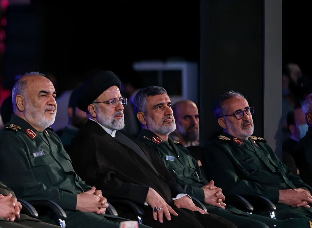 ASEMANEH1404's tweet image. راه امام حسین (ع) زنده است و ادامه دارد ، چه در لباس خدمت ، چه سوار بر بالگرد ، چه در نیمه شبی خاموش و در میان خانه .
همه جای ایران کربلاست و هر روزی عاشورا .
#حب_الحسین_یجمعنا
#ملت_حسینی