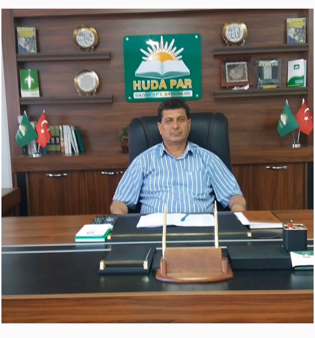 Değerli Seydam Abdulkadir hocamın vefatının seneyi devriyesinde kendisine Allahtan rahmet diliyorum.

De ki: “Şüphesiz benim namazım, ibadetlerim, hayatım ve ölümüm Alemlerin Rabbi Allah içindir.” ayetini bizzat yaşayan, yaşadığı hayatının her anında Aziz İslam'ın izzetini ayakta