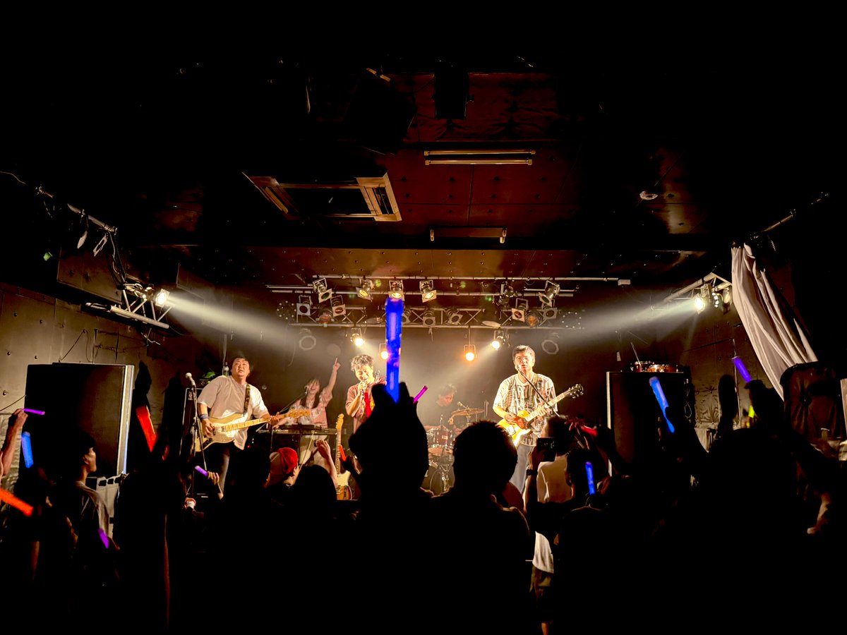hirokitanaka99's tweet photo. 大人になる前に人間でありたいし
八方から寄ってくる欲も衝動も避けず掻い摘んでいきたい
友達の、同世代のライブっていうのは感覚を揺さぶる生への栄養素だと感じた

ありがとう！
#Mononykus https://t.co/USdRgd0Snx