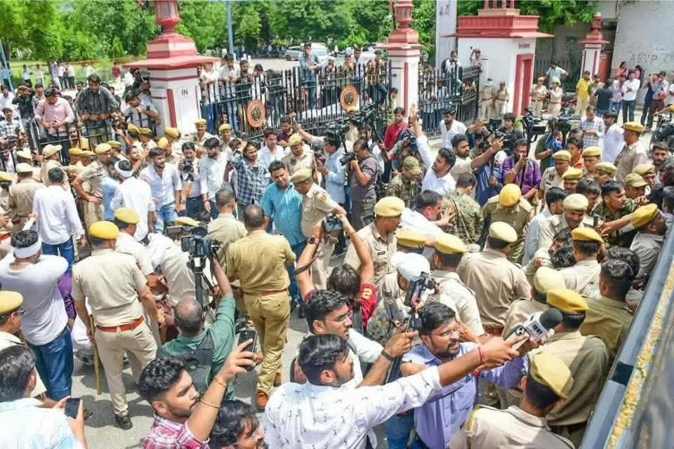 राजस्थान विश्वविद्यालय सहित प्रदेश के सभी विश्वविद्यालयों में छात्रसंघ चुनाव बहाली की मांग को लेकर ऑल राजस्थान छात्रसंघ चुनाव संघर्ष समिति के आह्वान पर शांतिपूर्ण प्रदर्शन कर रहे छात्रों पर पुलिस द्वारा किया गया लाठीचार्ज अत्यंत निंदनीय है।