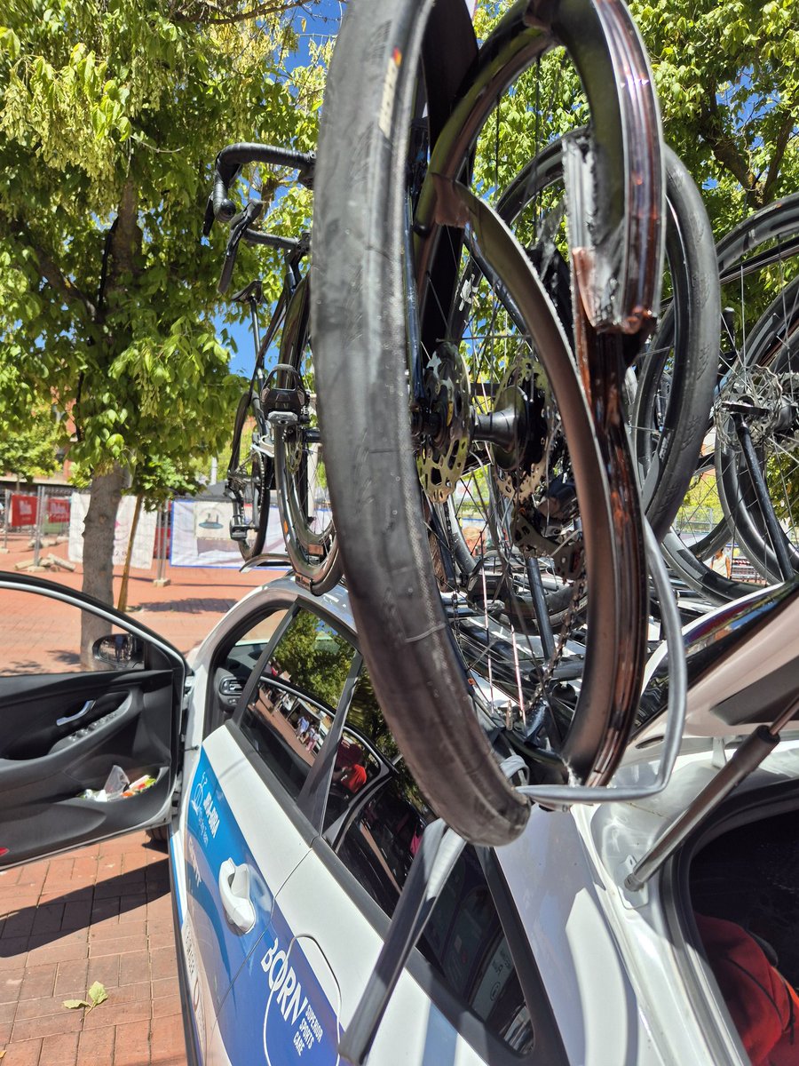 tatxu73's tweet image. Los ciclistas aveces tienen un ángel cuidandoles 

🤯