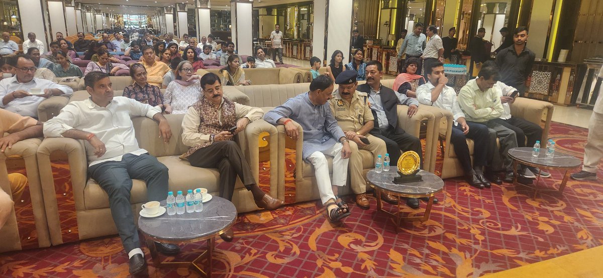 आज श्री महेश चौधरी जिला अध्यक्ष नोएडा सेक्टर-34 स्थित सिंघल एकेडमी द्वारा आयोजित  #Grand Villa  में मेधावी छात्र सम्मान समारोह में मुख्य अतिथि के रूप में शामिल होने का सौभाग्य प्राप्त हुआ गर्व की अनुभूति हुई। ऐसे आयोजनों से न केवल बच्चों का हौसला बढ़ता है,
