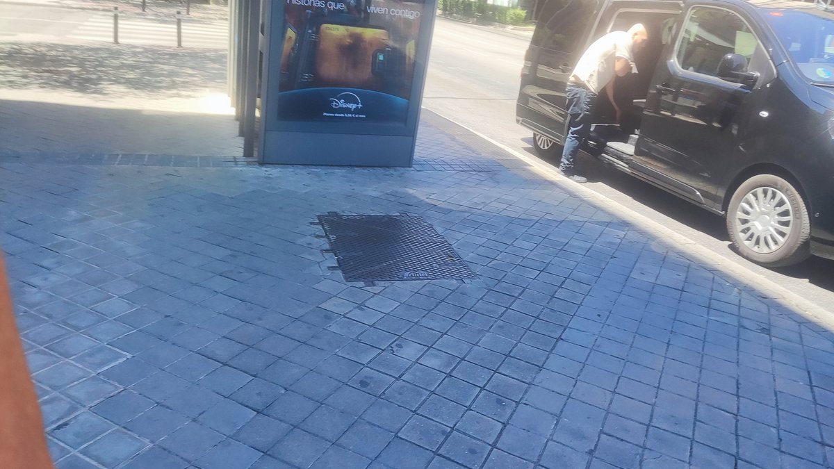 Leguineche's tweet image. VTCs estacionan ya hasta en las paradas de bus con carril Bus.