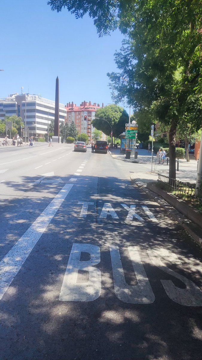 Leguineche's tweet image. VTCs estacionan ya hasta en las paradas de bus con carril Bus.